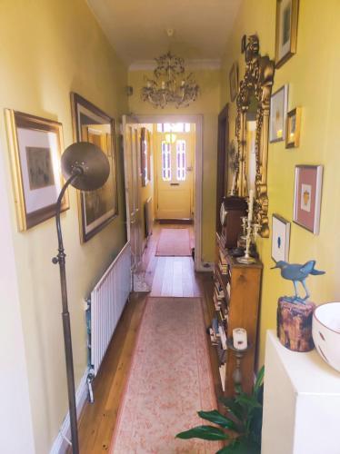 Cosy London single room (near Wimbledon) - Tap to explore photos