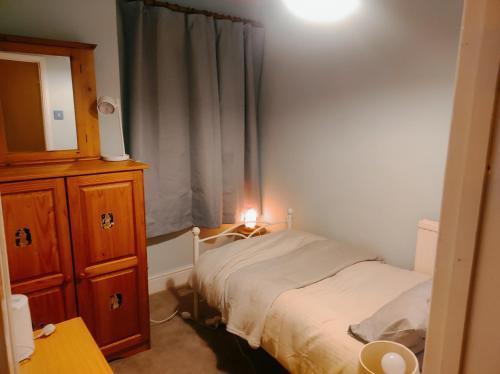 Cosy London single room (near Wimbledon) - Tap to explore photos