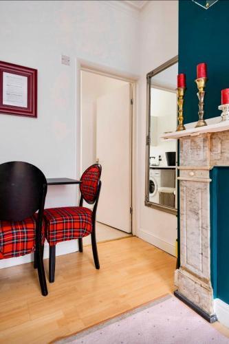 Colourful Studio flat - Tap to explore photos