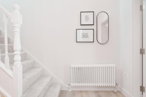 Comfort 3 Bedroom Home in Notting Hill - Tap to explore photos