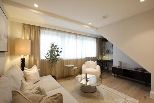 Comfort 3 Bedroom Home in Notting Hill - Tap to explore photos