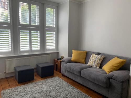 Earlsfield near Wimbledon, Clapham, Waterloo - Tap to explore photos