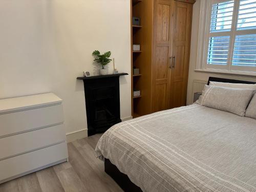 Earlsfield near Wimbledon, Clapham, Waterloo - Tap to explore photos