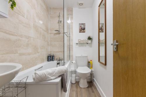Cosy Canary Wharf House - Tap to explore photos