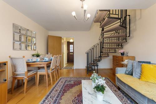 Cosy Canary Wharf House - Tap to explore photos