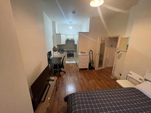 Entire cosy flat opposite Victoria and Piccadilly - Tap to explore photos
