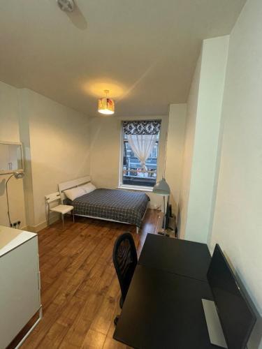 Entire cosy flat opposite Victoria and Piccadilly - Tap to explore photos