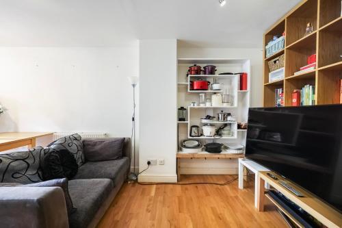 Double Rm and Ensuite in Clapham - Tap to explore photos