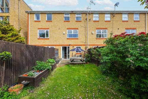 Double Rm and Ensuite in Clapham - Tap to explore photos
