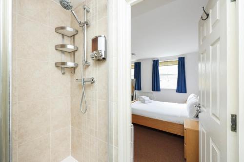 Double Rm and Ensuite in Clapham - Tap to explore photos