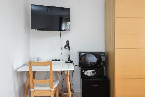 Double Rm and Ensuite in Clapham - Tap to explore photos