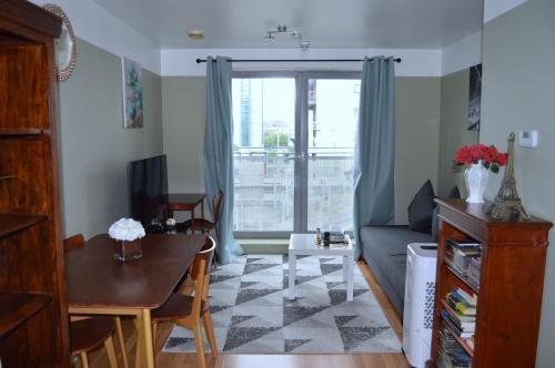 Entire Apartment next to Canary Wharf in London - Tap to explore photos