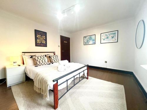 2 Bed Apartment- Camden Town - Tap to explore photos