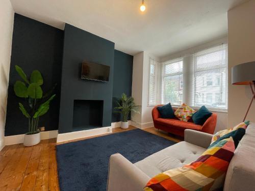 E10 Short Stay Apartment - Tap to explore photos