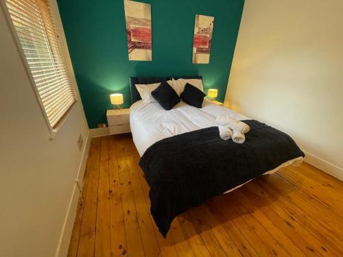 E10 Short Stay Apartment - Tap to explore photos
