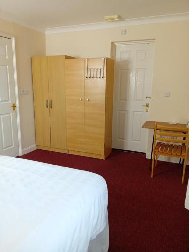 Ensuite Double Room - Tap to explore photos