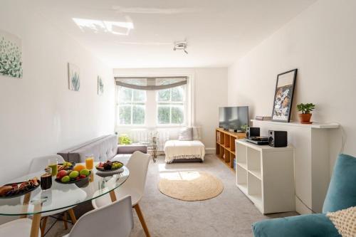 #15 Charming Notting Hill retreat - Tap to explore photos