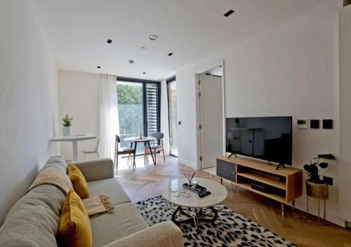 Elegant Apartments Kensington with Private Balcony - Tap to explore photos