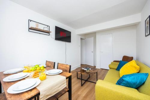 Excel O2 Stunning Large 3 bedroom Apartment with Balcony - Tap to explore photos
