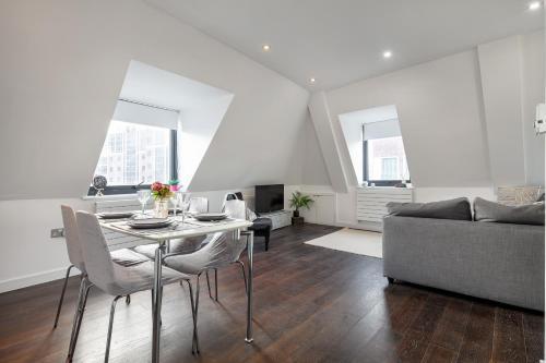 Farringdon/St Pancras penthouse - Tap to explore photos