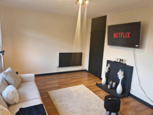Elegant & Spacious 2-Bedroom Apartment in Wimbledon - Tap to explore photos