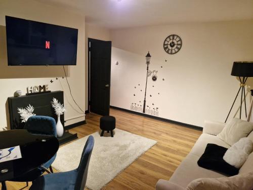 Elegant & Spacious 2-Bedroom Apartment in Wimbledon - Tap to explore photos