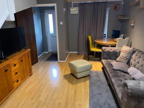 Entire 1 bedroom city house - Tap to explore photos
