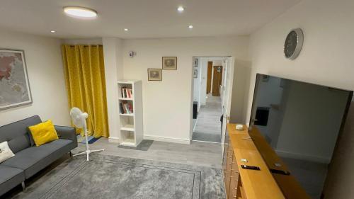 Entire One Double Bedroom apartment - Tap to explore photos