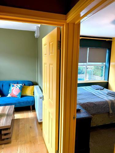 A Lovely 1 Bedroom Flat / Modern-Cosy - Tap to explore photos