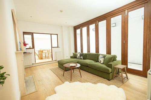 Elegant 2BR Apartment in the Heart of Kensington - Tap to explore photos