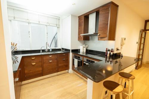 Elegant 2BR Apartment in the Heart of Kensington - Tap to explore photos