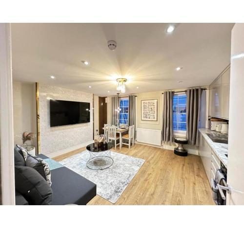F3- Gorgeous 1 Bed Flat near Edgware Road Station - Tap to explore photos