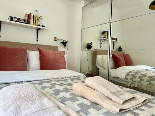 Flat in Victorian West Kensington Mansion - Tap to explore photos