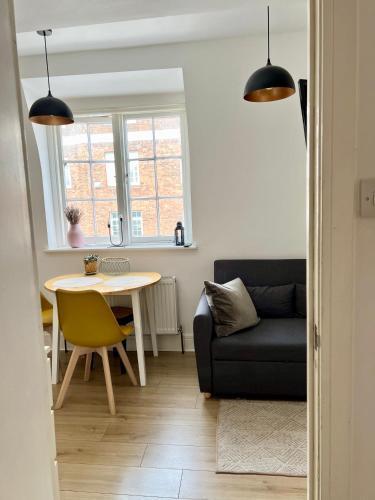 Flat in Victorian West Kensington Mansion - Tap to explore photos