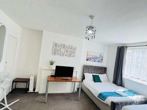 Fantastic Studio flat in great location - Tap to explore photos