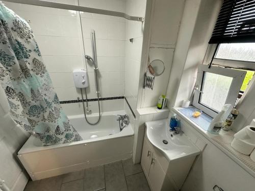 Aldgate East Rooms R2 - Tap to explore photos