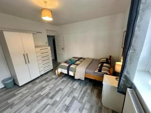 Aldgate East Rooms R2 - Tap to explore photos
