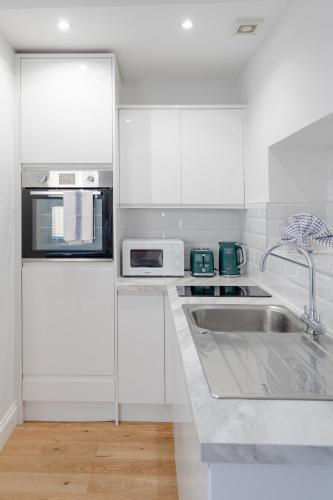 HAFH in Paddington - Double studio 3 - Tap to explore photos