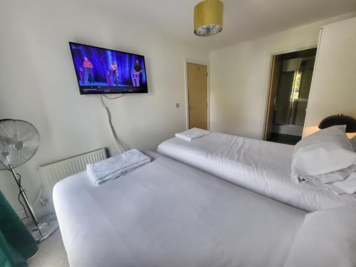 Garland Central City Apartment London 2 - Tap to explore photos