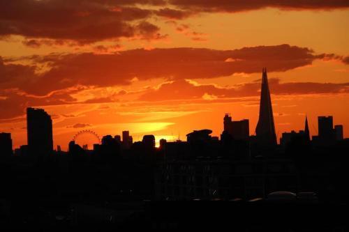 Greenwich Skyline Retreat - 2bed flat - Tap to explore photos