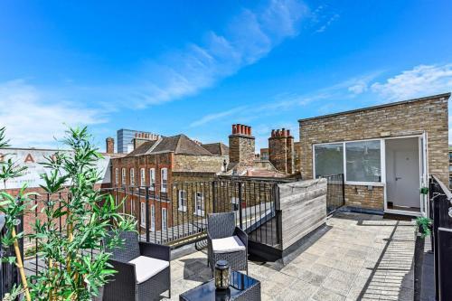 Huge Shoreditch Apartment- Private Roof Terrace - Tap to explore photos
