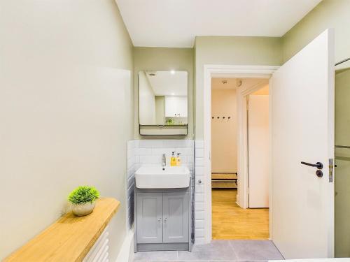 Be London - Notting Hill Apartments - Tap to explore photos