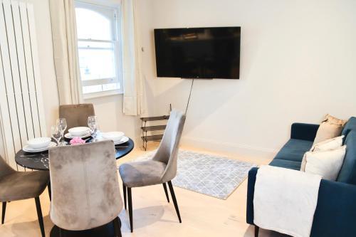 Hyde Park, Central London Apartment - Tap to explore photos