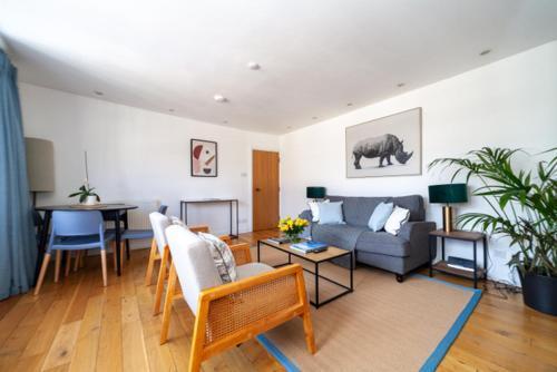 Hub townhouse - Tap to explore photos