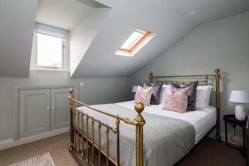 Homely Parkside 2-Bed Apartment in Primrose Hill - Tap to explore photos