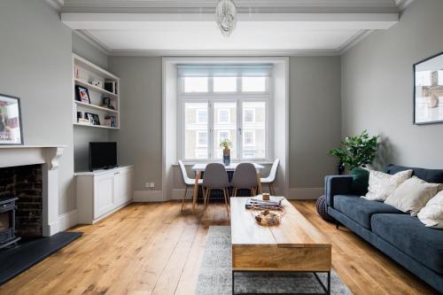 Homely Parkside 2-Bed Apartment in Primrose Hill - Tap to explore photos