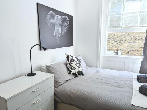 Hyde Park 3 bedroom flat - Tap to explore photos