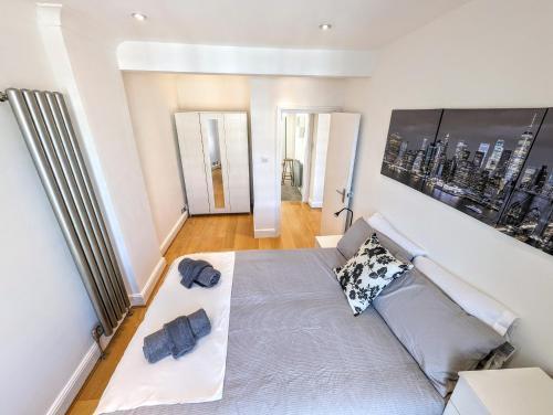 Hyde Park 3 bedroom flat - Tap to explore photos