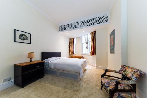 HydePark Queens Gate Apt - Tap to explore photos