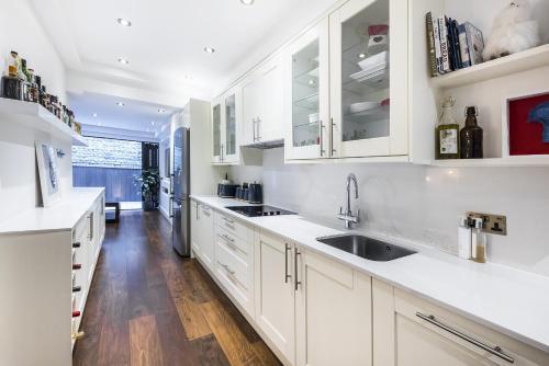 Kensington Luxurious Three Bedroom Apartment - Tap to explore photos